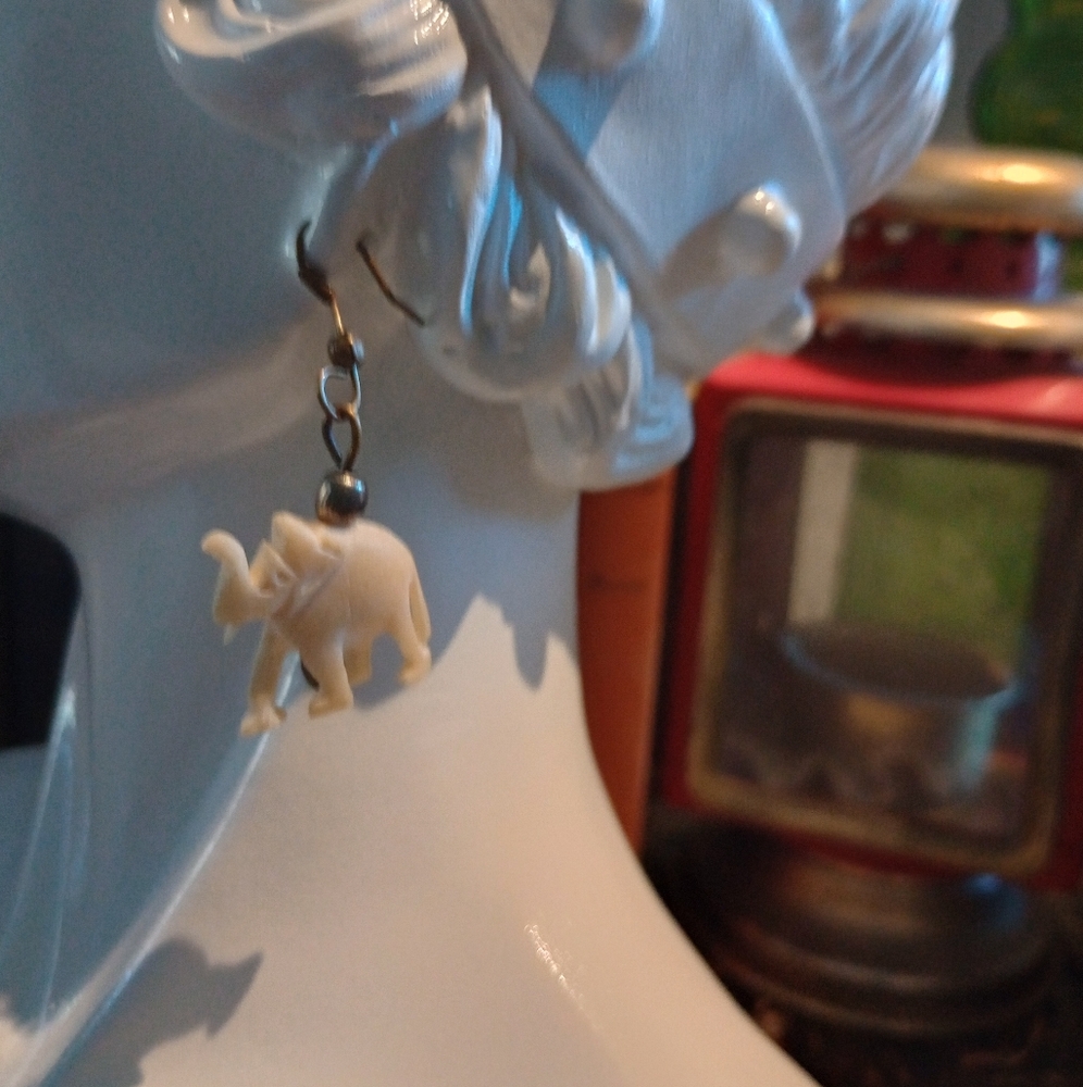 Vintage Bone/Ivory Elephant Earrings - Picture 2 of 6